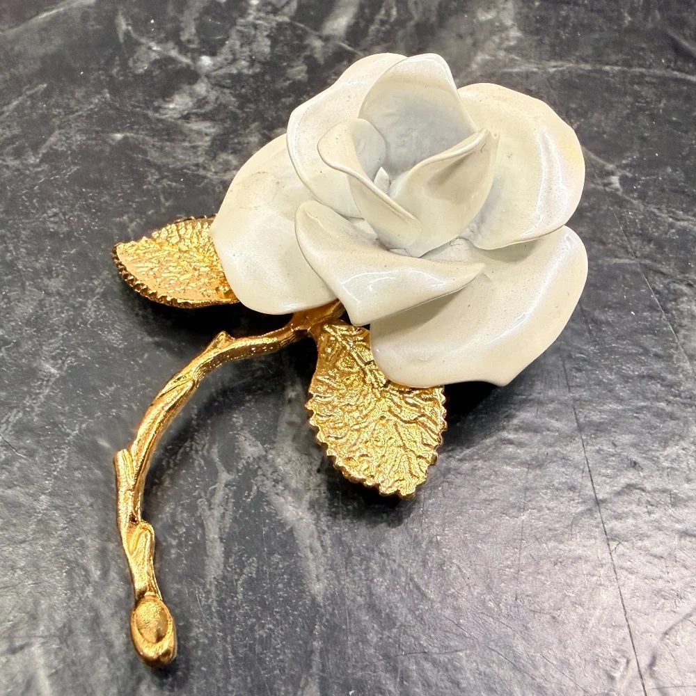 GIOVANNI White Rose with Gold Tone Leaves Brooch